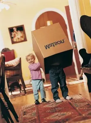 Children playing with 澳博体育app下载 household shipping box.